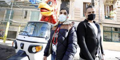 Un rôtisseur de Nice met un poulet géant couvant un nid de patates sur un triporteur