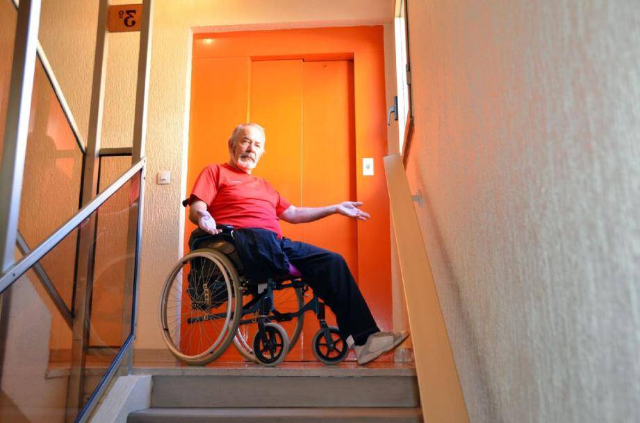 Bloqué depuis deux semaines chez lui, un handicapé beausoleillois se fait raccrocher au nez