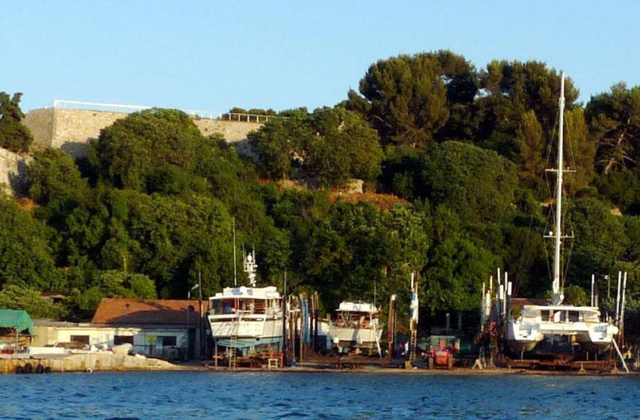 Le maintien du chantier naval sur l'île Sainte-Marguerite pour sa valeur patrimoniale et ses 40 emplois est soutenu par la ville et les Cannois. Pourtant l'État s'acharne depuis des années à le faire fermer... Pourquoi ?