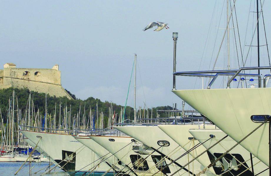 Un projet de rénovation/extension du port Vauban permettrait la création de près de 120 places supplémentaires à flot et de 300 avec la création d’un port à sec.