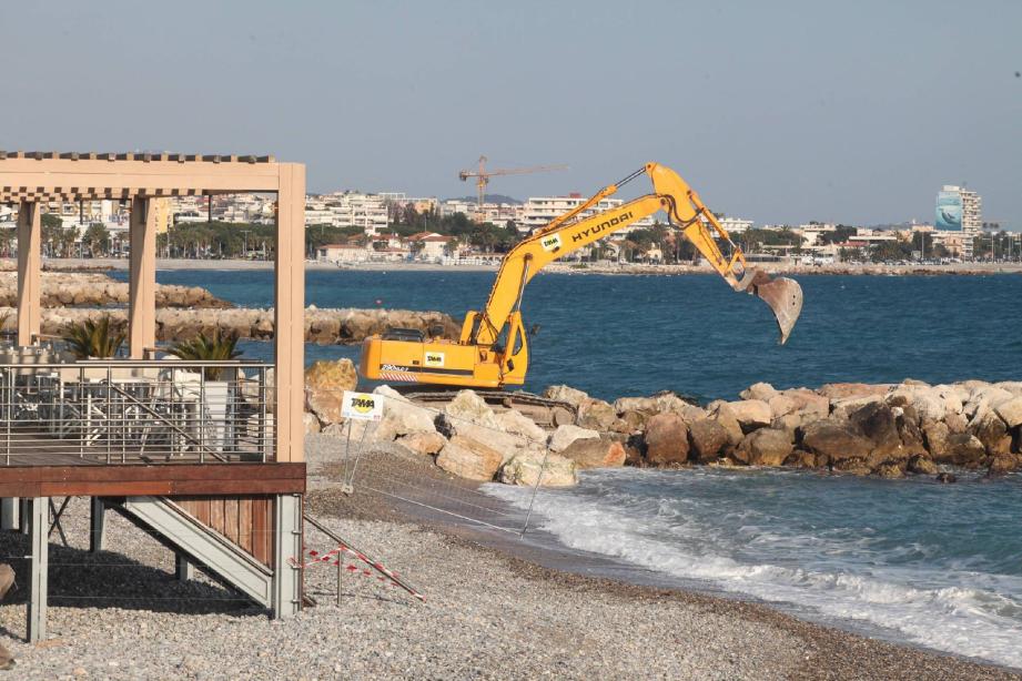 Une pelleteuse s'activait, hier, sur la digue située entre la Spiaggia et Aeva plage.