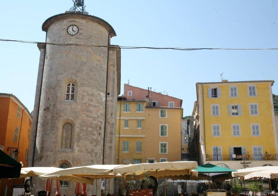 La cité médiévale, avec Porquerolles, reste l'un des lieux de promenade préférés des visiteurs.