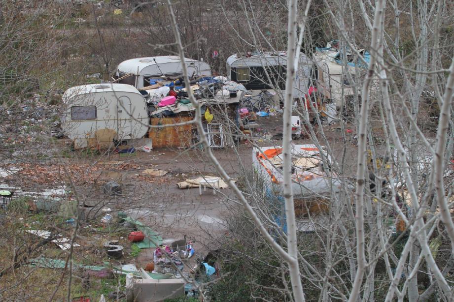 Les résidents de la copropriété Les Hélianthes n'en peuvent plus. Impossible pour eux, désormais, de profiter de leur balcon. Des tonnes de détritus sont amassées, attirant de nombreux nuisibles.