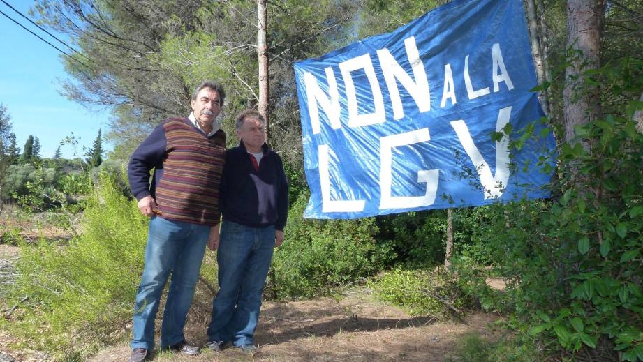 Michel Lieutaud (à gauche) assure que la mobilisation citoyenne doit continuer car le projet est loin d'être abandonné.