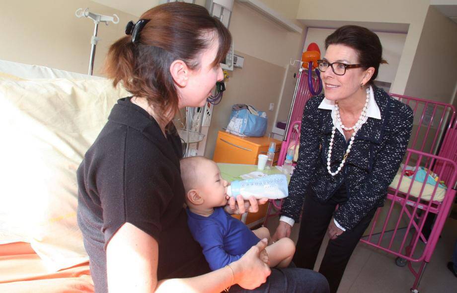 La princesse Caroline en a profité pour rendre visite aux petits patients ainsi qu'à leurs parents présents hier dans le service.