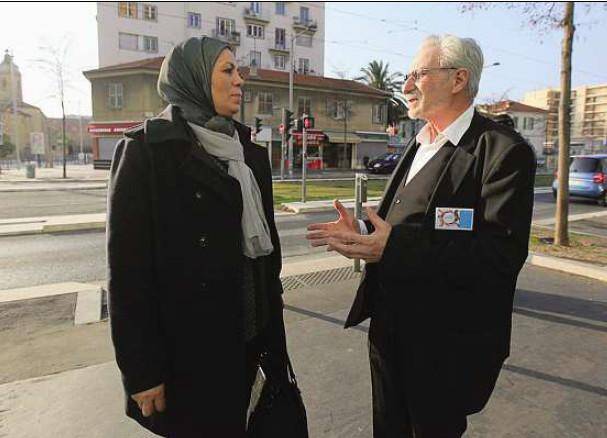 Latifa Ibn Ziaten a été accueillie par Maurice Winnikamen, au nom du nouveau
collectif niçois Ensemble, respectons-nous.