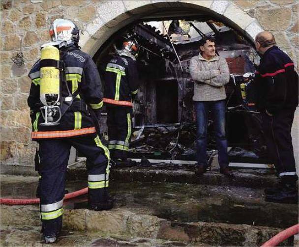 Le maire des Adrets-de-l’Estérel, Nello Broglio, était choqué par l’incendie de sa
maison, hier matin.