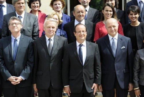 Jean-Marc Ayrault et François Hollande au milieu des ministres le 4 juilllet 2012 à l'Elysée à Paris - Photo de Bertrand Guay - AFP/Archives © 2013 AFPafp logo