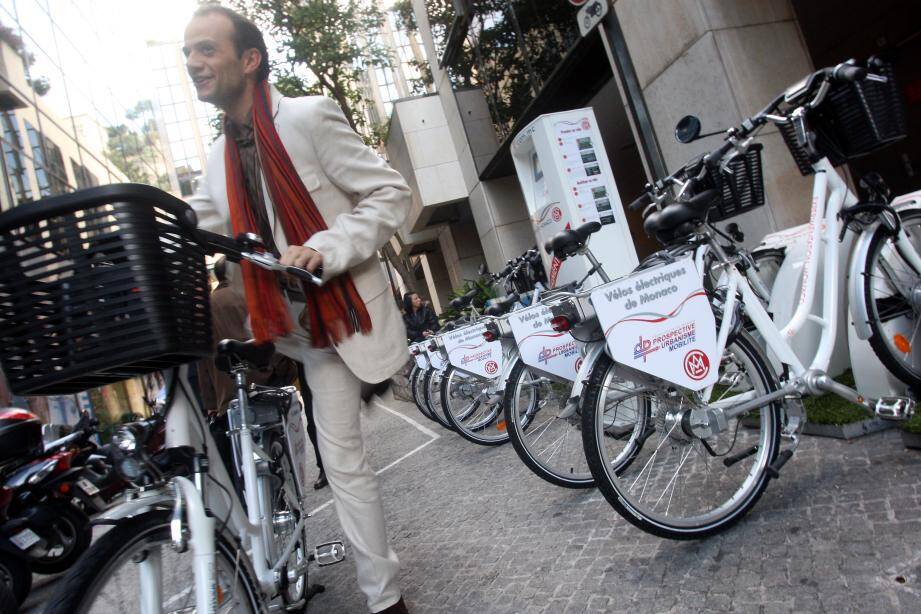 Photo archive : le dispositif de prêt de vélo à assistance à l'essai en 2010