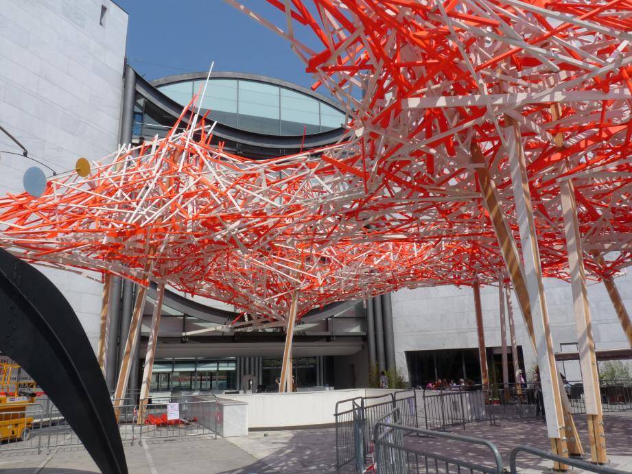 L'artiste belge a réalisé cette œuvre géante, installée sur le parvis du Mamac jusqu'à fin octobre.