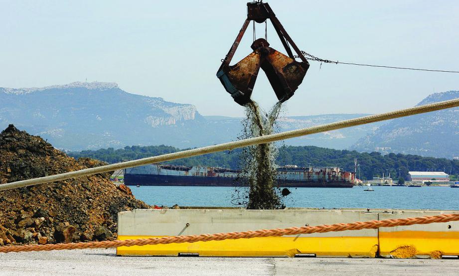 L’opération vise à retirer entre 500 et 1 000 m3 de sédiments, qui seront ensuite revalorisés. Ils serviront à la construction d’une nouvelle infrastructure portuaire située un peu plus loin, à Bois-Sacré.