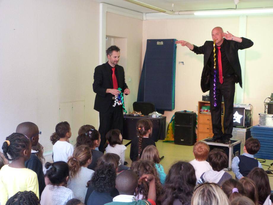 Le duo "Magic and music" a présenté un spectacle de magique aux enfants du CAL Vallon des Fleurs.