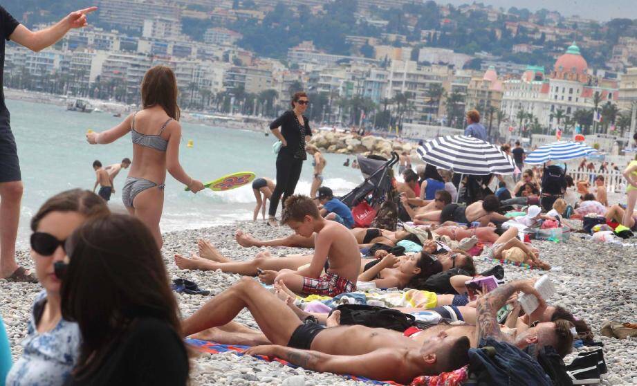 Pour ce long week-end de jours fériés, les touristes sont déjà nombreux sur les plages niçoises. De bon augure pour la saison d'été ? Les professionnels l'espèrent...