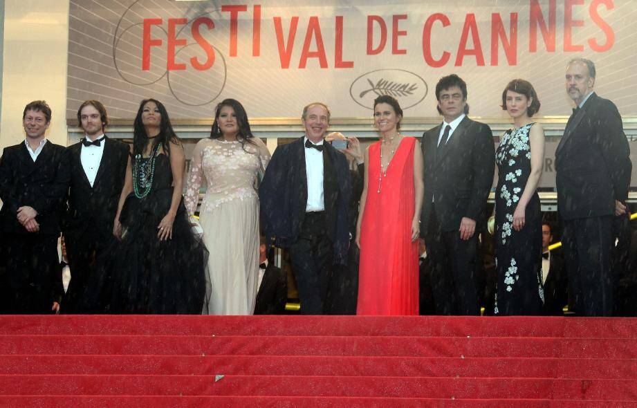 Le casting de Jimmy P. (Psychothérapie d'un Indien des plaines) d'Arnaud Desplechin en haut des marches mais derrière un rideau de pluie hier soir...