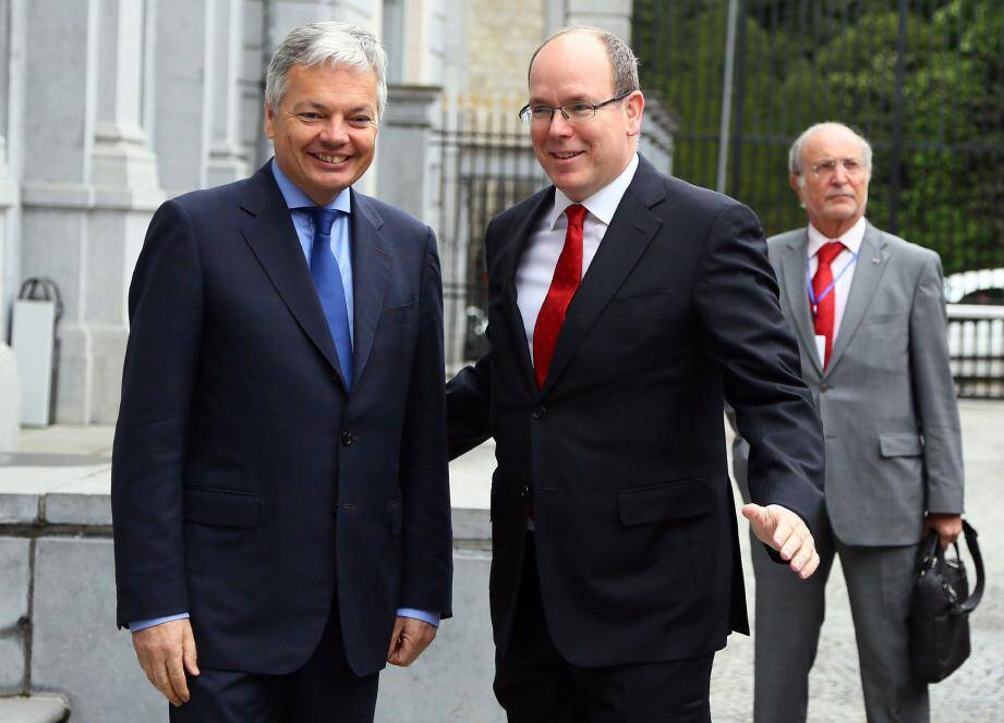 Le prince Albert II s'est entretenu avec Didier Reynders, vice-premier ministre et ministre des Affaires étrangères, du commerce extérieur et des Affaires européennes du Royaume de Belgique. En arrière-plan, on voit Bernard Fautrier, vice-président et administrateur de la Fondation Prince Albert II de Monaco.