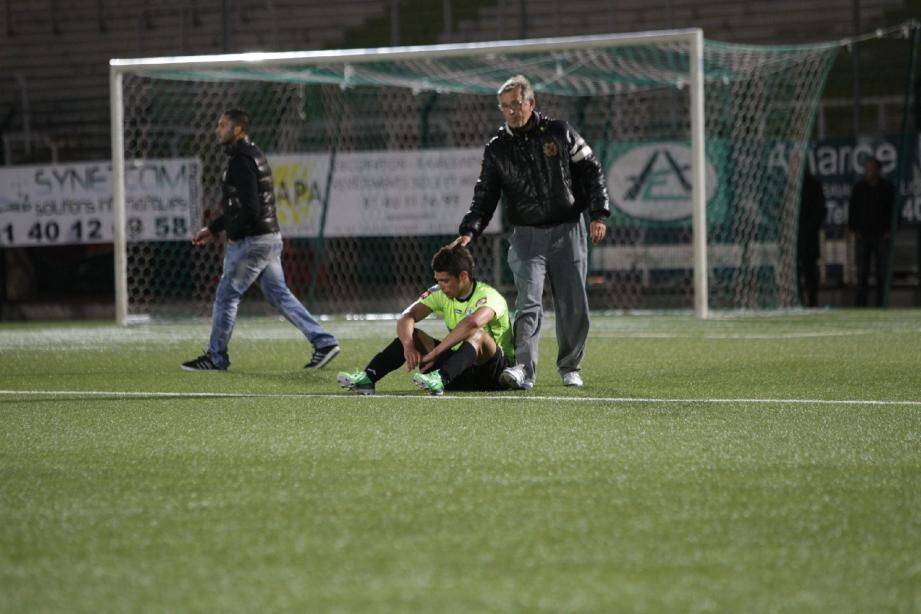 Au coup de sifflet final, les joueurs de Fréjus/Saint-Raphaël (ici Malcuit, assis) étaient dévastés. Mais même sans Ligue 2, une nouvelle étape commence pour le club du coprésident Marcel Sabbah (ici, debout) .