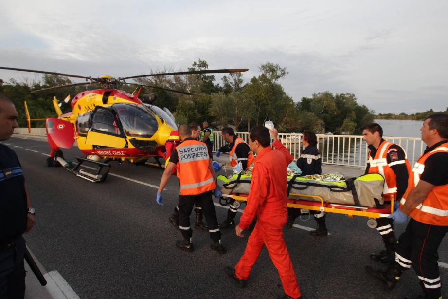 L'hélicoptère Dragon 06 s'est posé sur les lieux de l'accident. La circulation a été coupée sur le pont de l'Argens, à Saint-Aygulf.