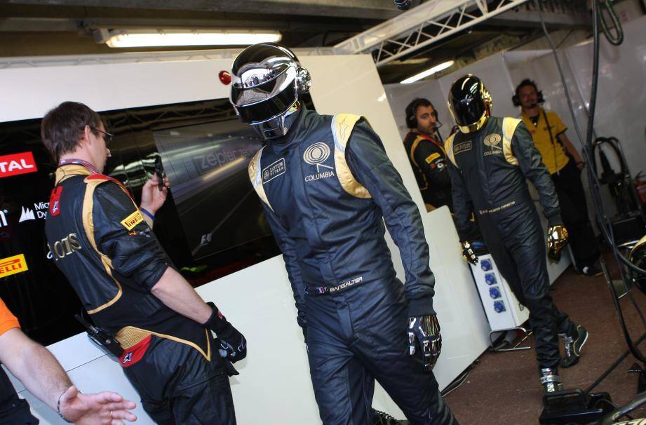 Les Daft Punk dans les stands de l'écurie Lotus Renault ce dimanche lors du Grand Prix de Monaco.