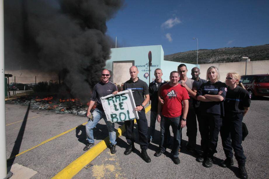 Des surveillants excédés n’ont pas attendu la réunion intersyndicale de jeudi pour hausser le ton.