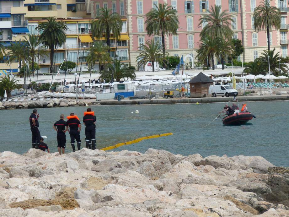 Le barrage flottant est soigneusement déplié pour fermer l’entrée de l’anse des Sablettes.