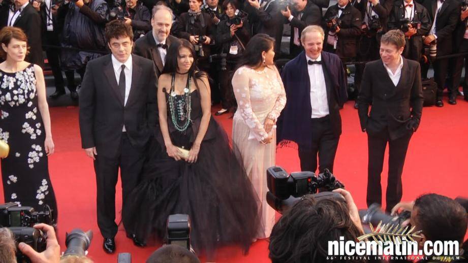 VIDEO. Cannes 2013: Montée des marches sous la pluie pour Benicio del Toro et Mathieu Amalric