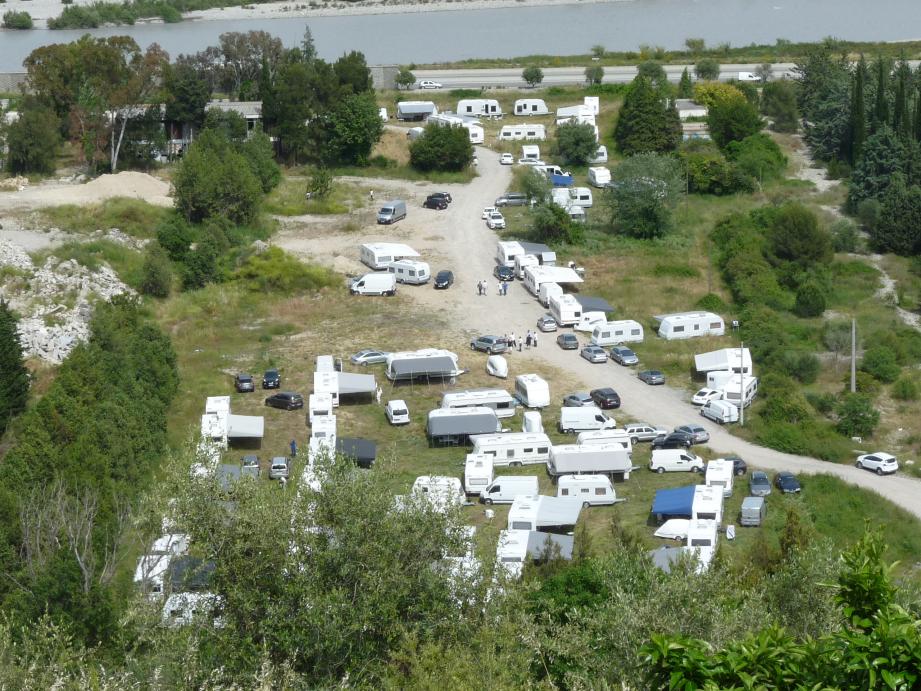 Entre 50 et 60 caravanes se sont installées sur le terrain de la Baronne, à la Gaude