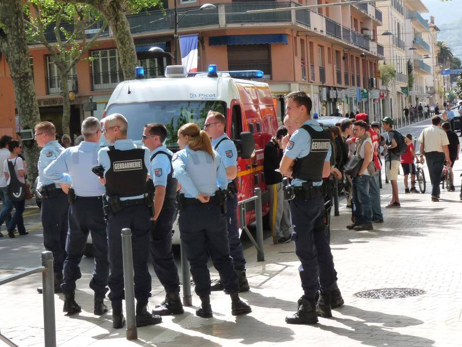 La scène a pris pour cadre la paisible terrasse d'un café de la place du Grand Jardin soudain assaillie par près d'une vingtaine de jeunes gens très énervés