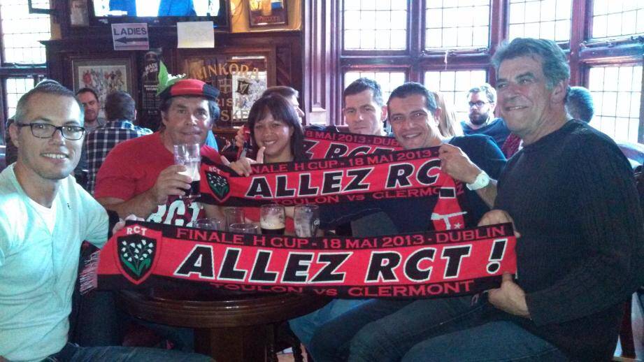 Des supporters du RCT dans un pub à Dublin