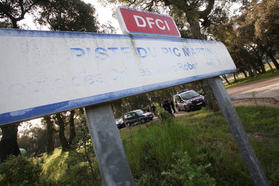 Des hommes de la police judiciaire, assistés des pompiers du Grimp du Var, se sont déployés ce jeudi matin dans le massif des Maures, sur la commune des Mayons.