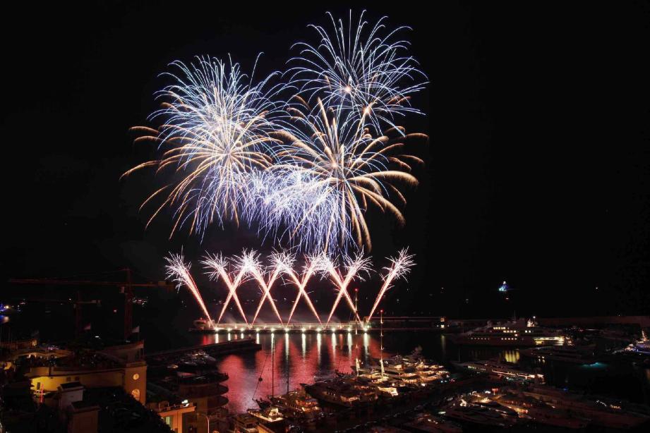 Après un feu d'artifice tout en couleurs, c'est un véritable déluge qui s'est abattu sur la Principauté. Un spectacle à l'anglaise, jusqu'à la météo.