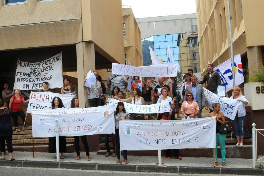 Des parents d'élèves ont manifesté bruyamment hier matin durant la réunion du comité technique spécial départemental pour réaffirmer leur détermination.