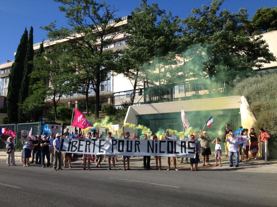 Manifestation pacifiste devant la préfecture du Var, ce vendredi.