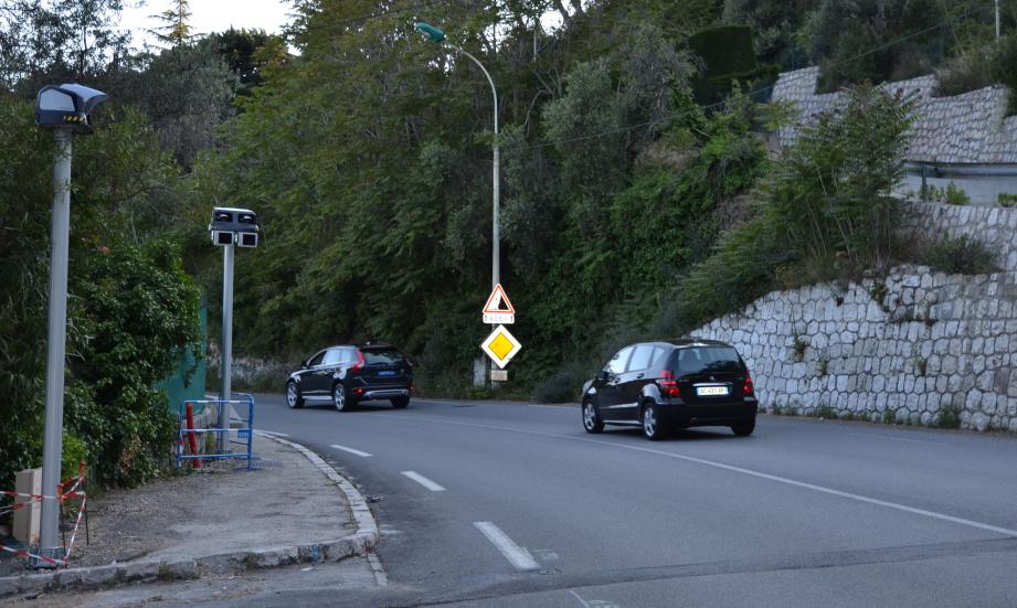 Le radar tronçon est en cours de montage à la sortie d’Eze village, direction la Principauté de Monaco sur le RM 6007.