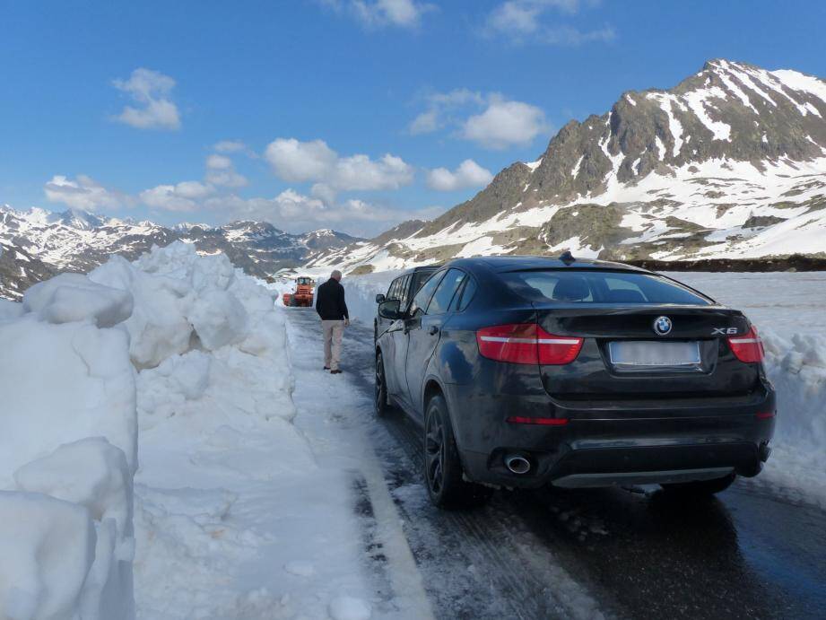 On attendait derrière la déneigeuse pour pouvoir repasser le col.