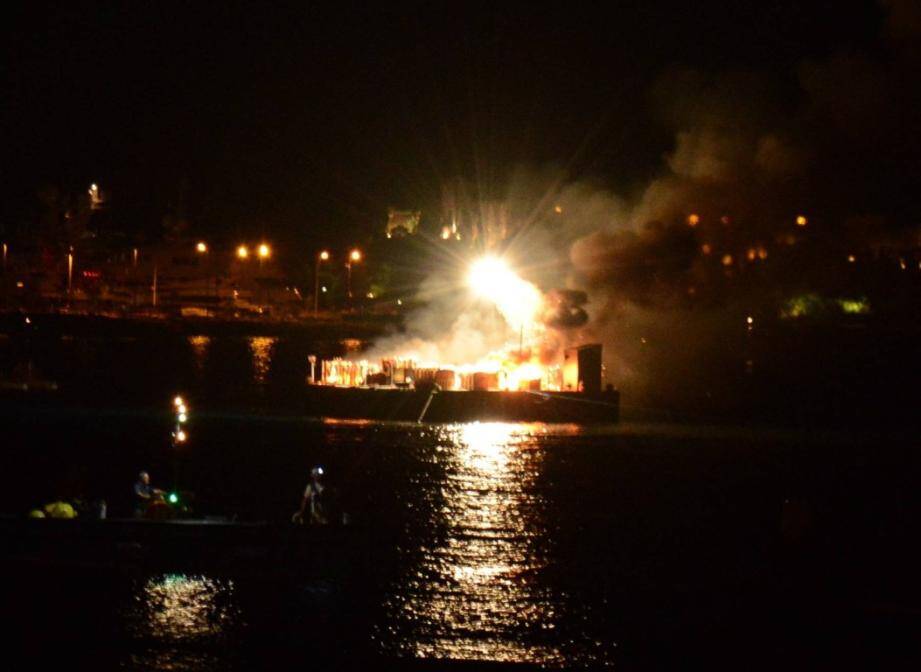 Video Une Barge De Tir S Embrase Pendant Un Feu D Artifice A Cannes Nice Matin