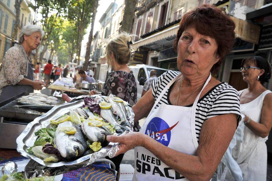 Les aquaculteurs de Tamaris peaufinent leurs assiettes de dégustation, cours Louis-Blanc.