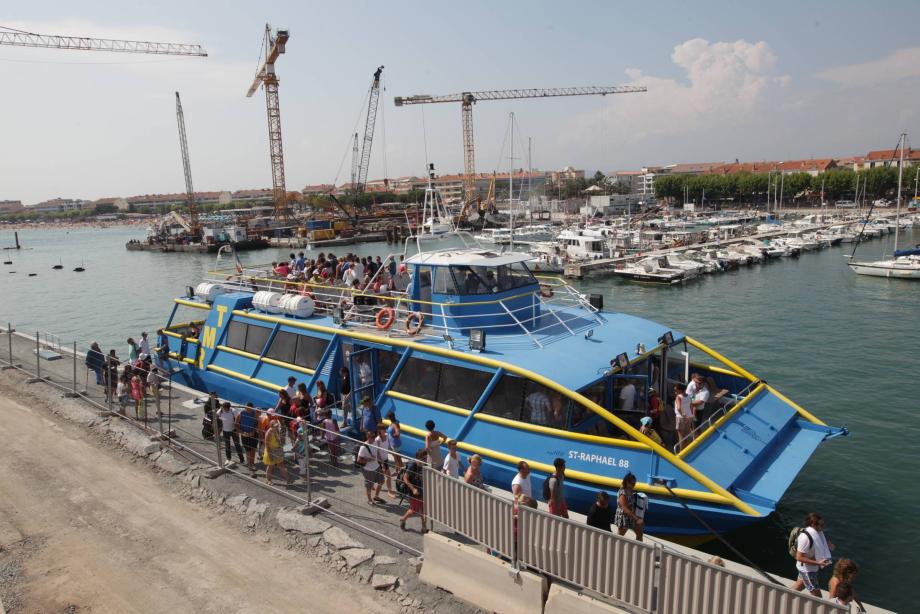 Les Bateaux bleus comme les pêcheurs se sont adaptés pour répondre aux nécessités des gros travaux sur le vieux port.