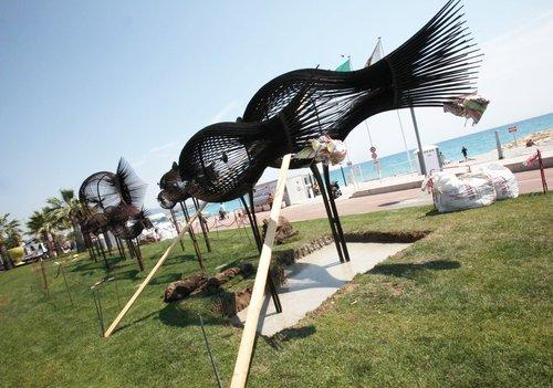 Le banc de poissons lors de son installation en bord de mer, à Cagnes