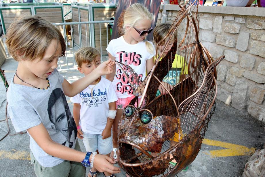 Fasciné ces enfants! Le poisson de Dino, sculpteur autodidacte utilise le cuivre comme principal matériau. La beauté de ce métal, les facettes de son rendu, la flamboyance de ses couleurs servent son imagination et son esprit créatif.