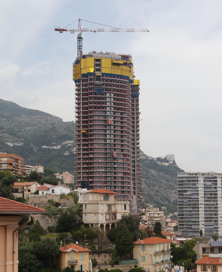 Comme un phare surplombant Monaco, le gros œuvre achevé donne désormais les contours de la tour Odéon, qui culmine à 170 mètres.