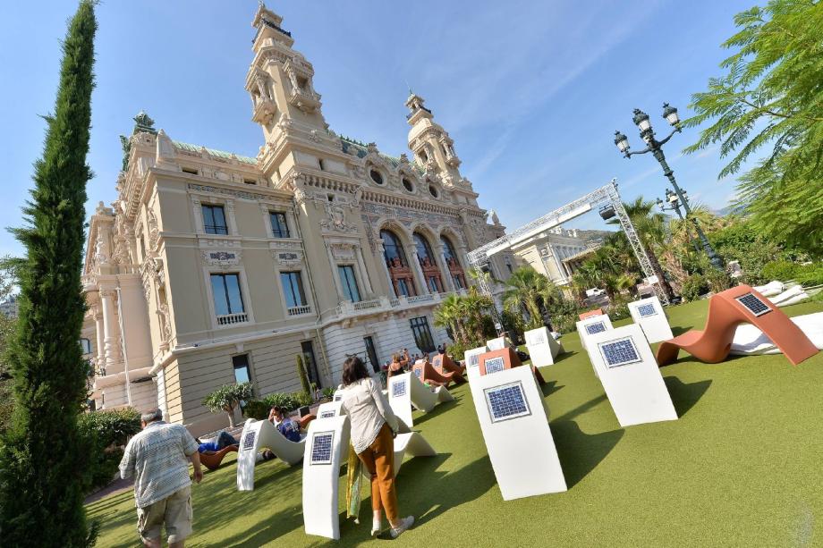 Les curieux peuvent s'installer dans les fauteuils conçus par Michel Redolfi pour assister à la projection de ce « film des films ».