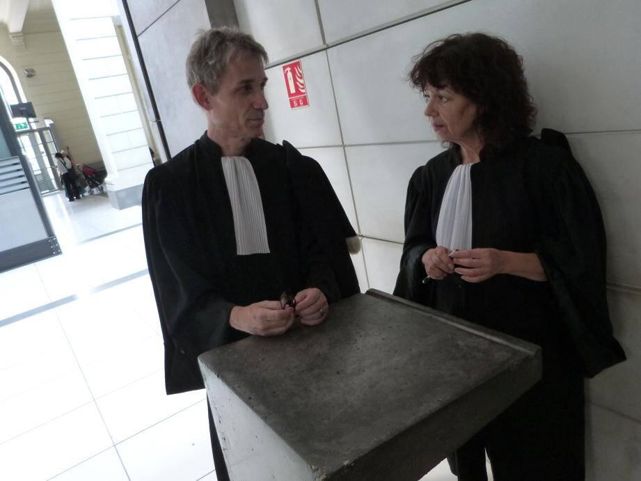 Les avocats Me Johannes Lestrade (partie civile) et Danièle Gazzotti (défense), hier, au palais de justice de Nice.