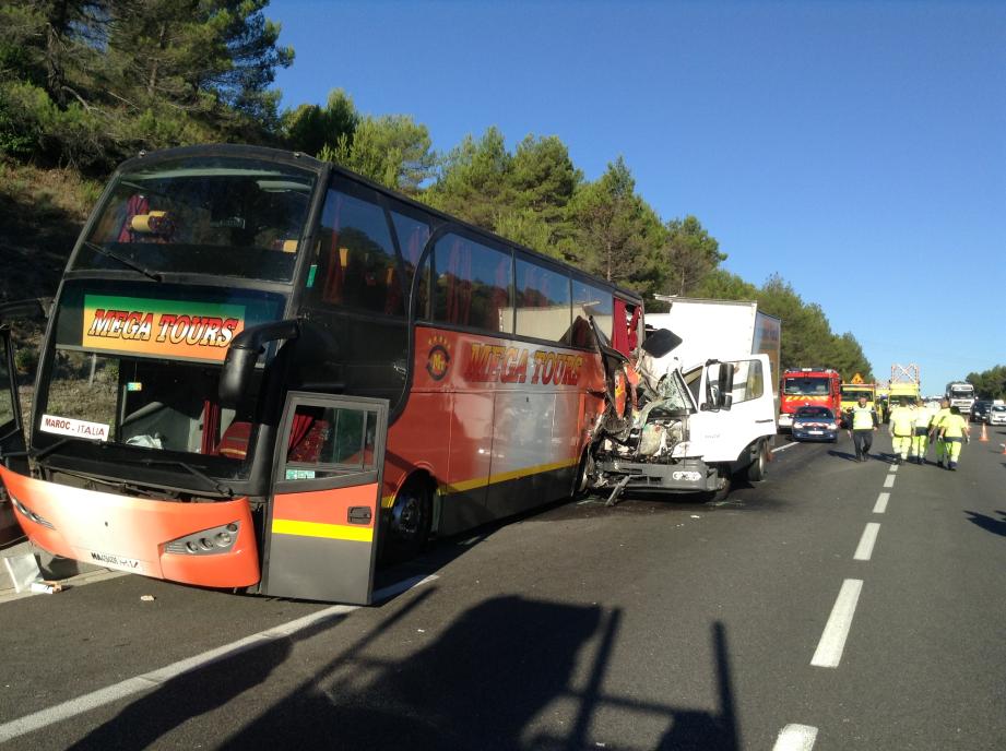 VIDEO. Un mort et plusieurs blessés dans un accident de bus sur l'A8 à