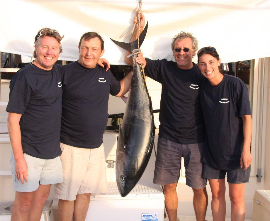 Christian Lecolle, Francis Carré, Jean-Denis Giraud et Stéphanie Lecolle ont sorti des eaux du golfe un thon d'1,38 mètres et de 59,90 kg. Costaud !