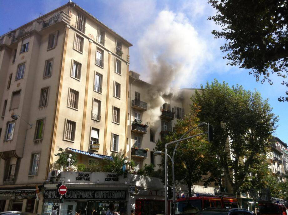 Un incendie d'origine indéterminée a entièrement détruit un studio de 20 m2, ce mardi à Nice, dans un immeuble situé au 98 boulevard Gambetta. 