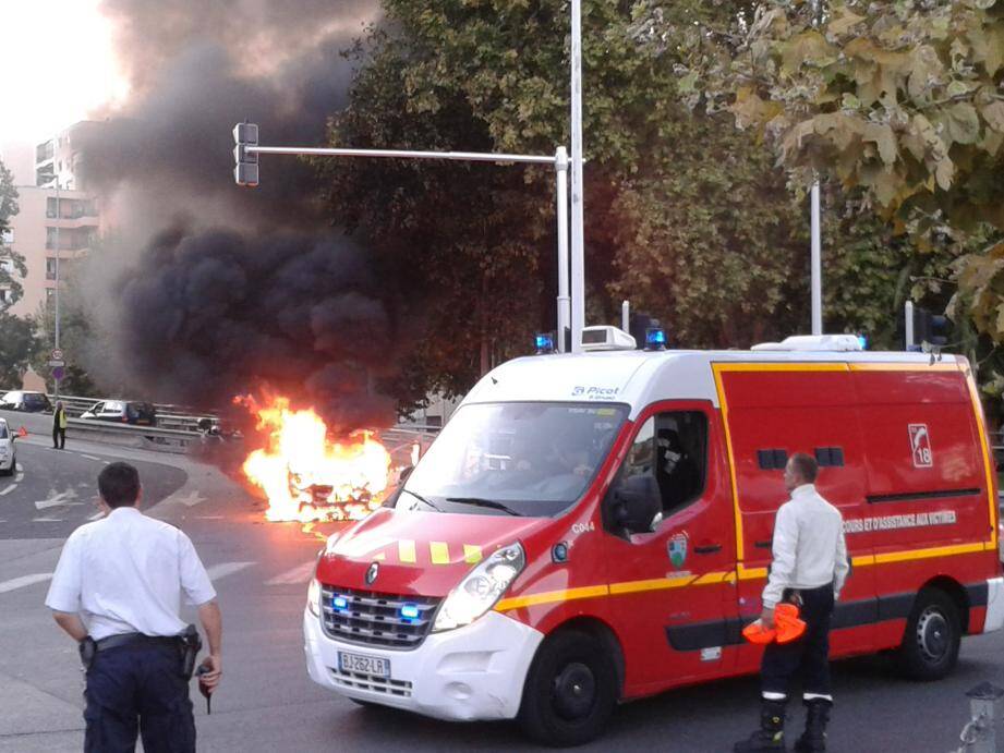 feu voiture nice