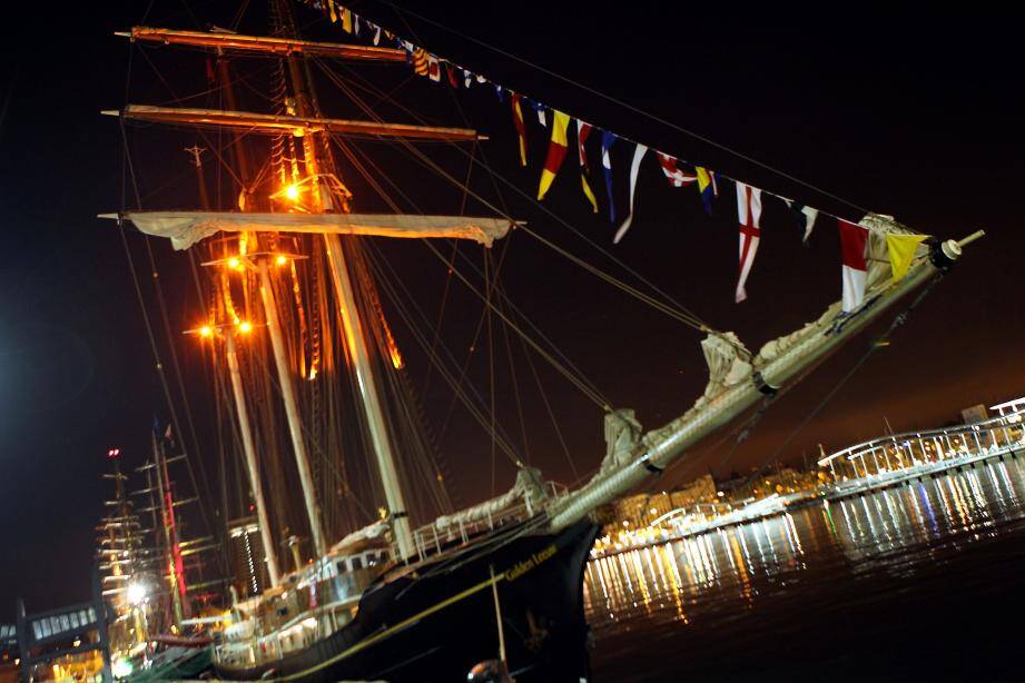 Le quatre-mâts barque russe "Krusenstern" en mouillage à Barcelone.