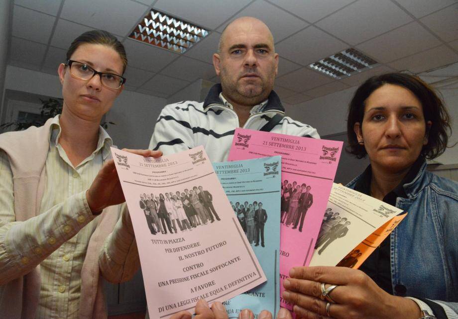 Paola, Massimo et Emanuela ont distribué des centaines de tracts et animent une page Facebook intitulée Frontalieri Incazzzati pour rassembler le plus de frontaliers possible demain à Vintimille. 