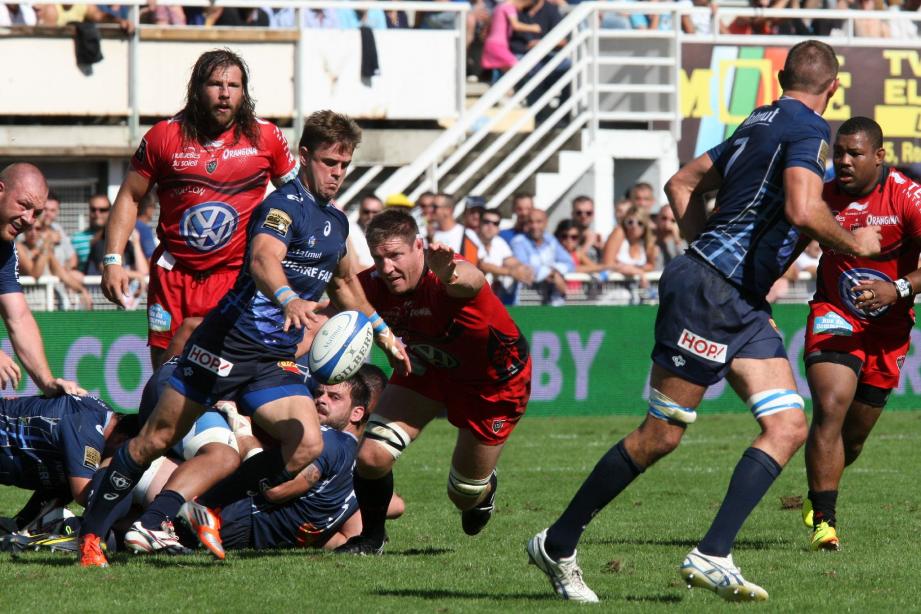 Encore une fois, Castres a été sauvé par un Rory Kockott (ici au-devant des Toulonnais Castrogiovanni, Botha et S. Armitage) présent dans tous les bons coups.