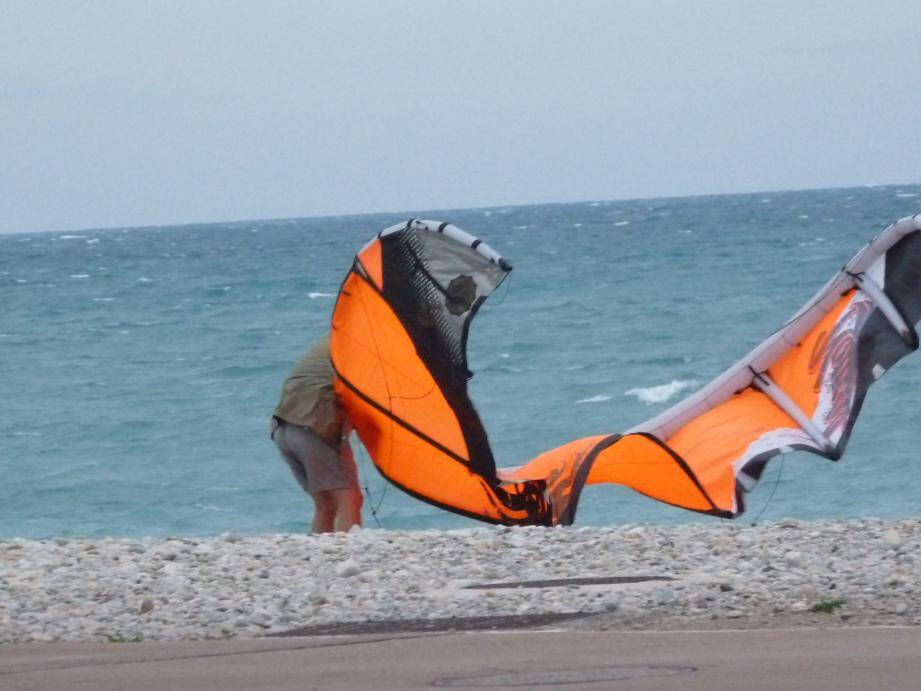 Le second kitsurfer est rentré par ses propres moyens sur la plage. Un passant l'a aidé à ranger sa voile.